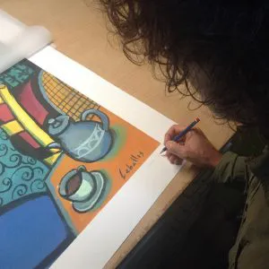 Foto Martí Ceballos firmando Giclées